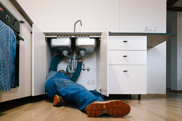 Professional Emergency Plumber technician working in Sparks, TX